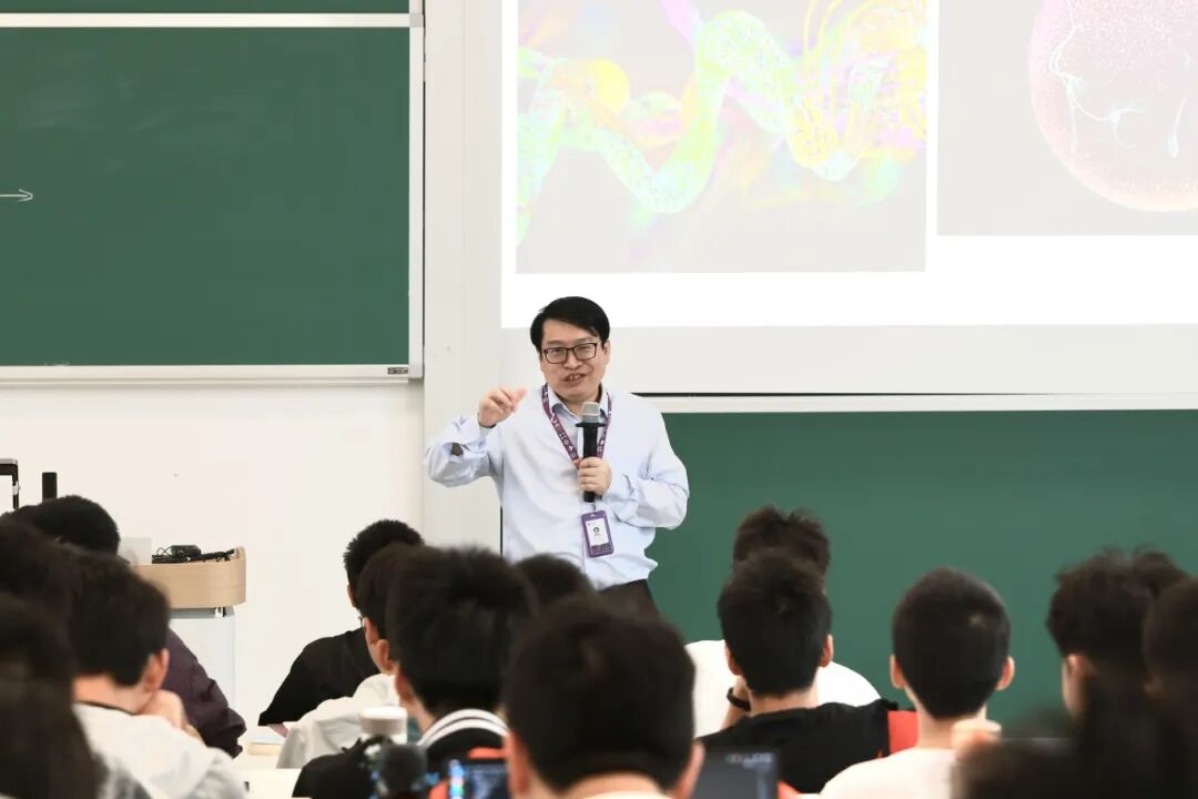 人工智能导论课上，李金艳老师授课.jpg