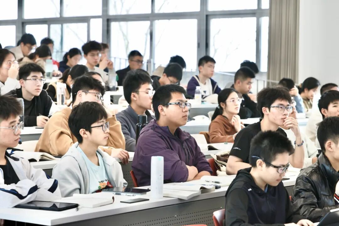 同学们认真听讲.jpg