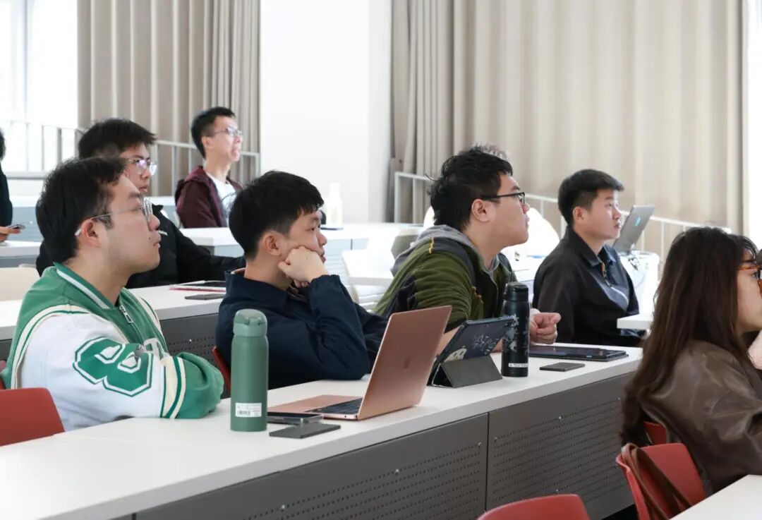 同学们认真听讲.JPG