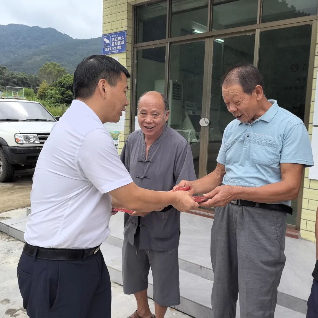 雄远党建｜情暖夕阳红 共筑法治梦——我所党支部赴阳山县七拱镇合上村开展“百所兴百村”系列活动