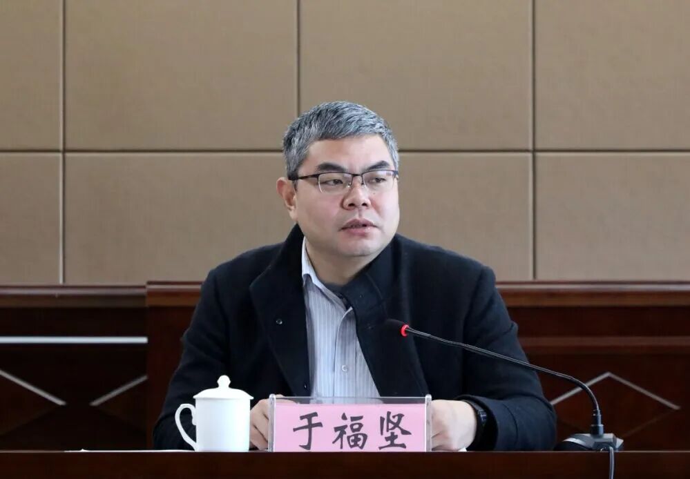 于福坚强调要做有朝气才气正气的新时代年轻干部摒弃暮气娇气邪气