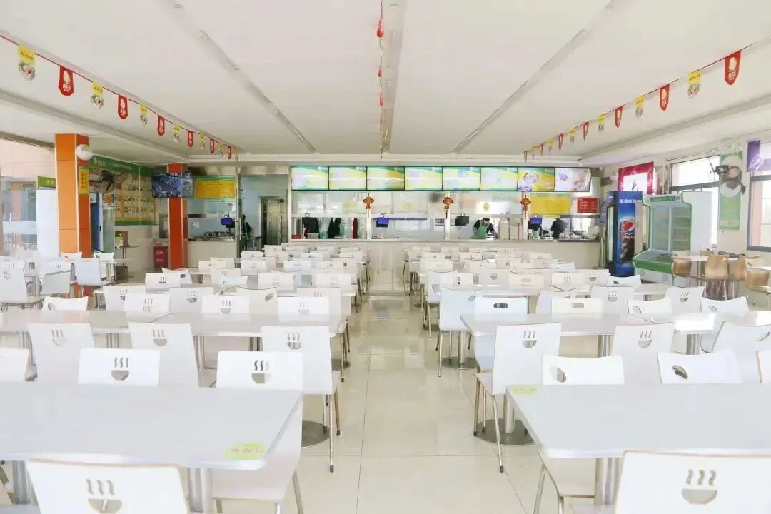 学校有干净漂亮的食堂,品种丰富的超市,还有同学们布置得温馨浪漫的