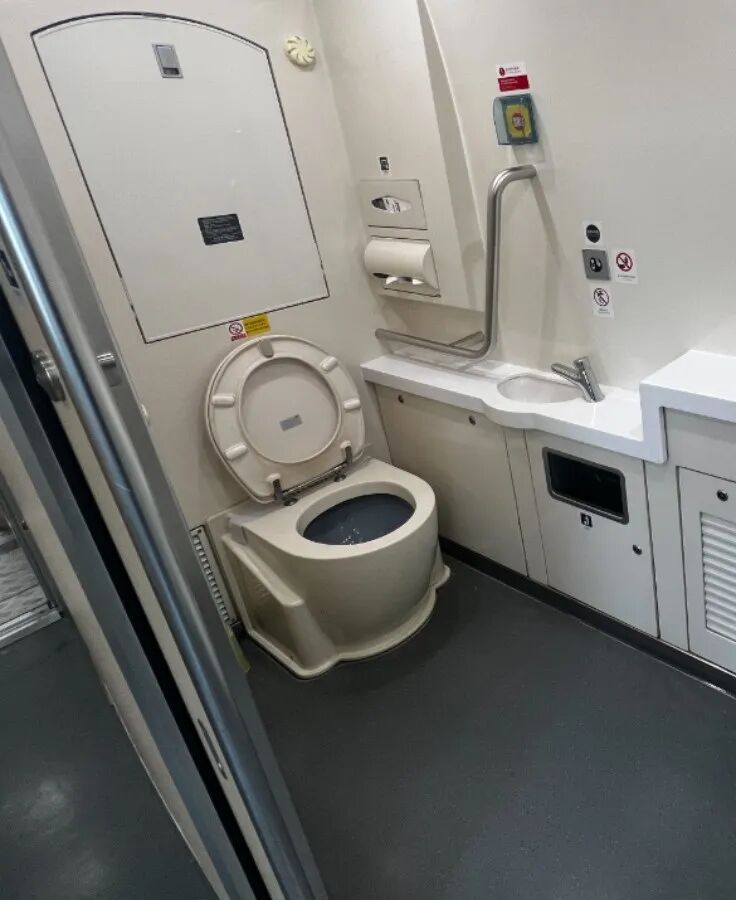 高铁卫生间门到底怎么锁?