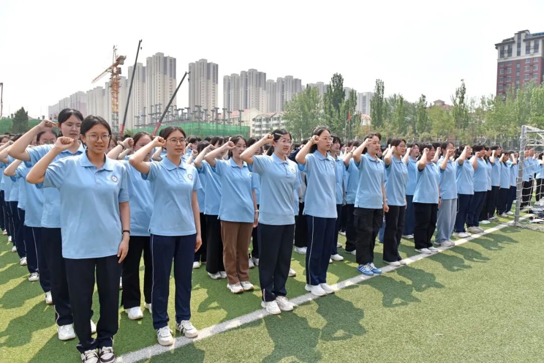 莱山一中高一高二年级学子为高三学长学姐