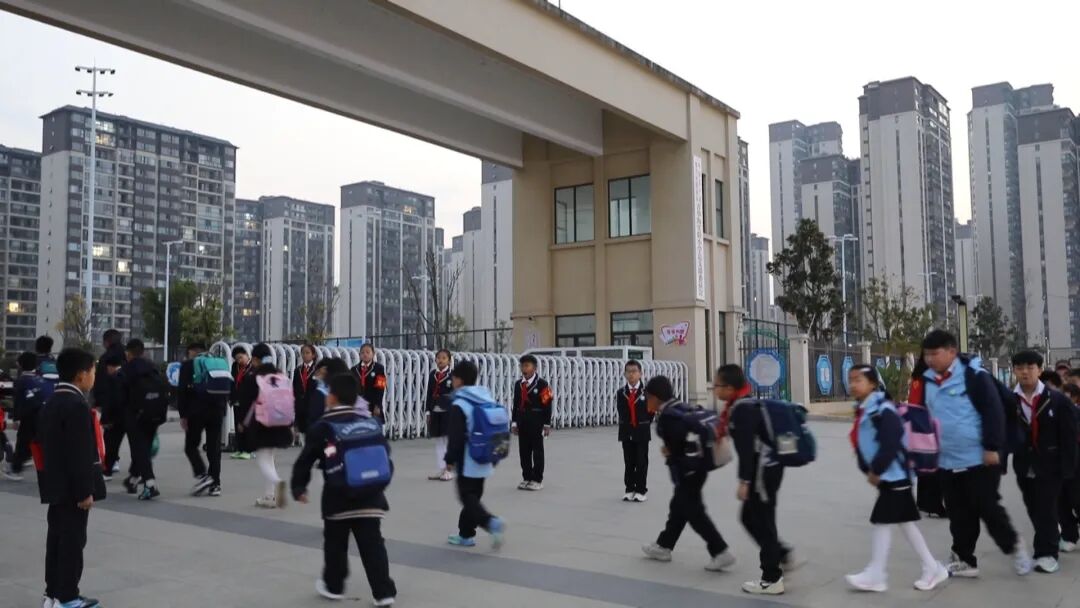 【办好人民满意的教育】新学期 满载希望 共赴新程__【办好人民满意的教育】新学期 满载希望 共赴新程
