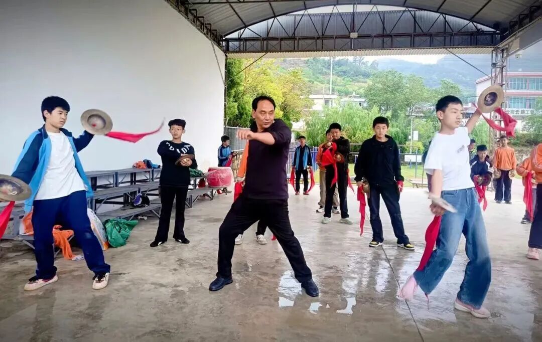 同心共筑美好校园_心连心共建和谐校园_
