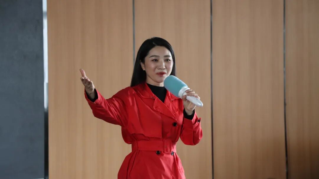 中国音协会员,深圳市音协会副主席,市青年音协副主席杨乐作《听见深圳