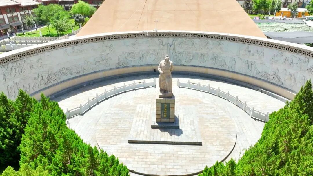 &nbsp; &nbsp; &nbsp; &nbsp;图为喀什市盘橐城里的班超像雕塑.