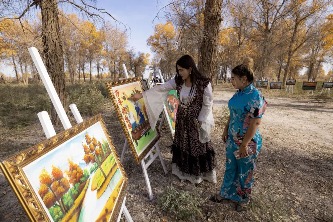 《林中赏画》邹  斌