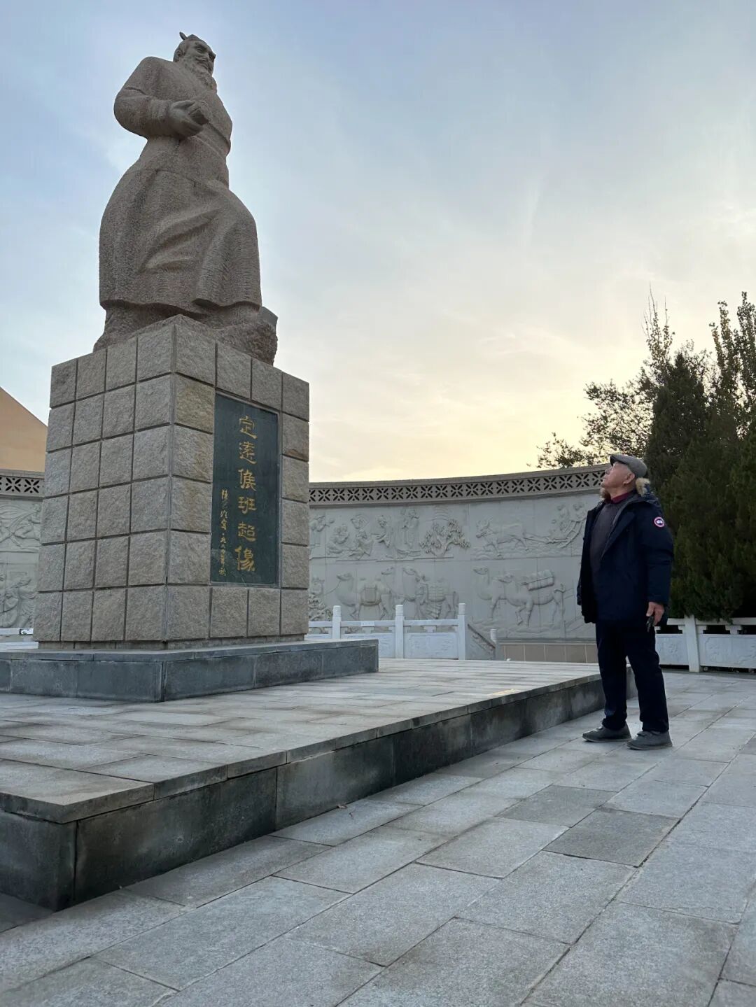 &nbsp;赵文煜先生在喀什市盘橐城公园仰望凝视自己设计制作的班超像.