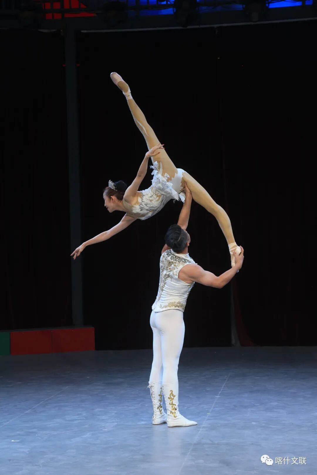    杂技《东方天鹅-肩上芭蕾》表演者:吴正丹,魏葆华&