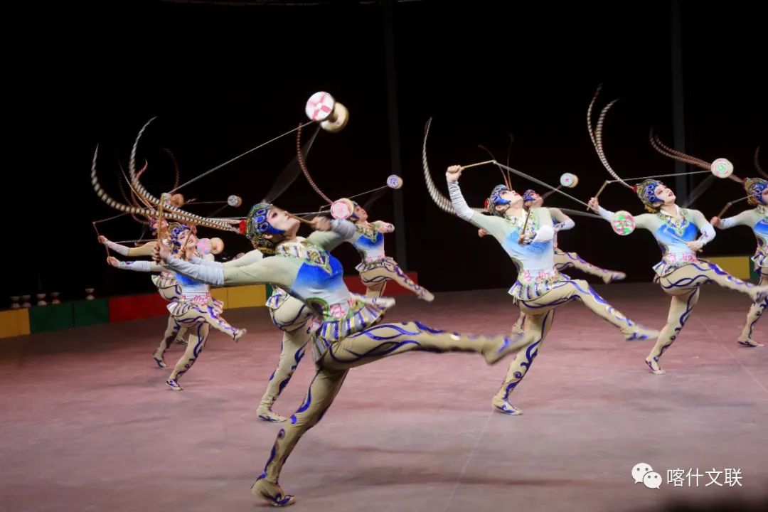 &nbsp; &nbsp;杂技《俏花旦-抖空竹》演出单位:中国杂技团有限公司&