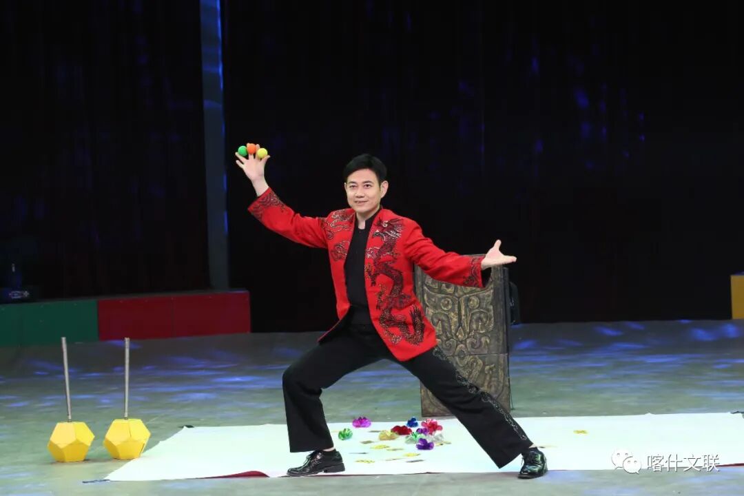 &nbsp; &nbsp;魔术《京韵手彩》表演者:上海杂技团刘明亚&nbsp;&nbsp