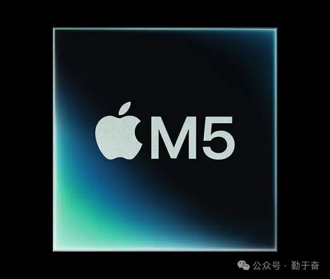 图片展示黑色背景下的 Apple M5 芯片。