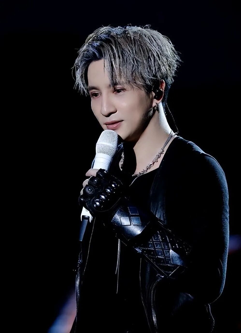 薛之谦,1983年7月17日出生于上海市,中国内地流行乐男歌手,音乐制作人