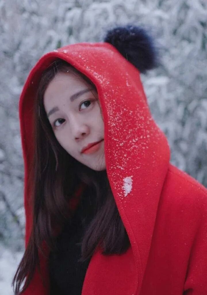 19岁担任少女刊《星光少女》主编.随后担任《飞魔幻》主编.