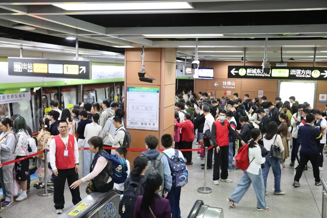 广州地铁客流 周俞佑摄 (2).jpg