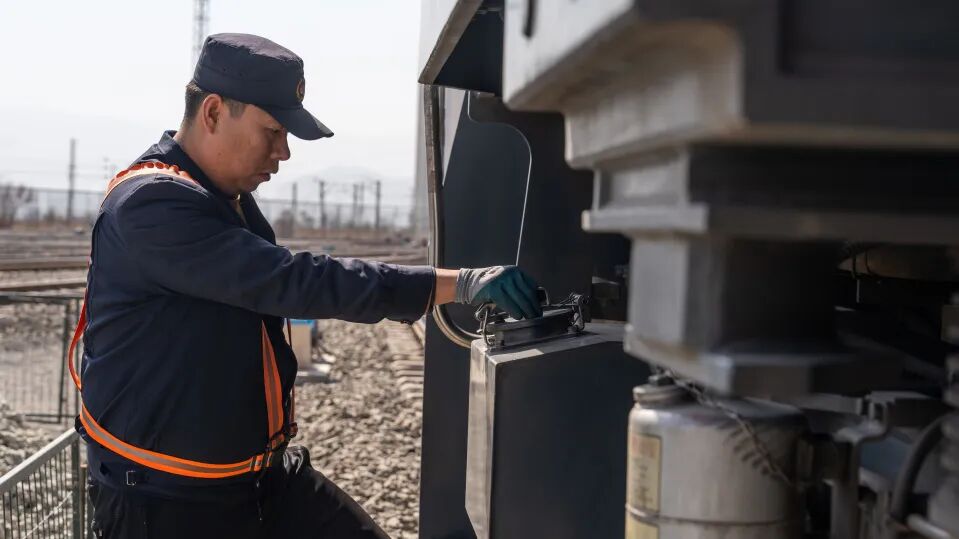 调车场版“羊皮筏子”：机车“漂流记”