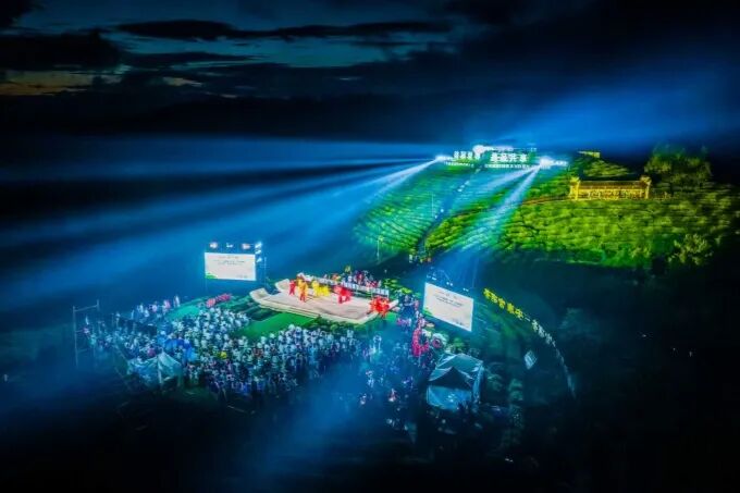 平利县老县镇蒋家坪村举行的夏季“村晚”展演  视觉中国供图（1）.jpg