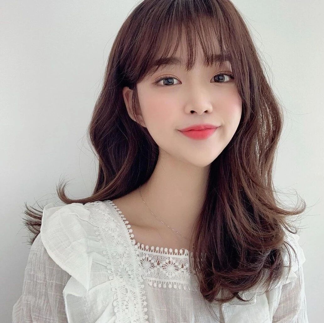 “甜美女生的卷发”