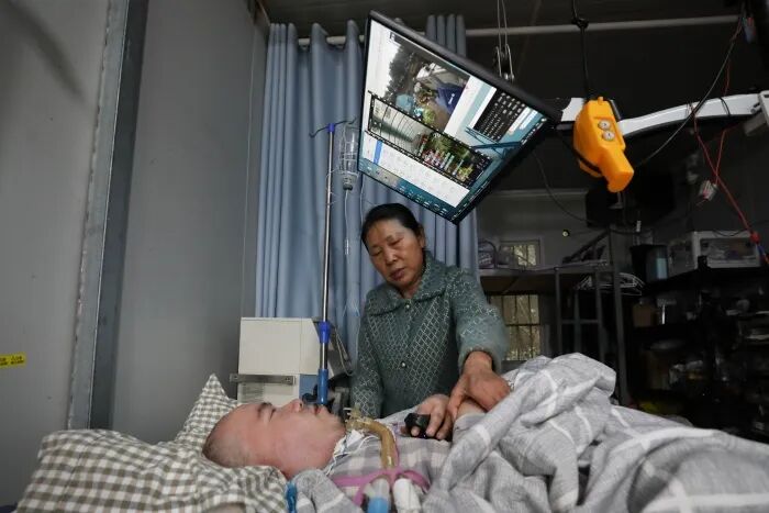 “重庆好人”黎夏用两根指头遥控农场的自动化系统。渝北区委宣传部供图