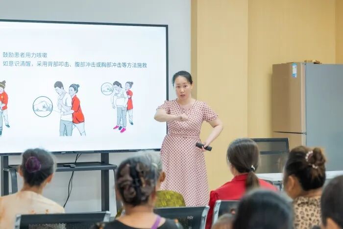 全国道德模范白时玲为群众作健康知识科普讲座。渝北区委宣传部供图