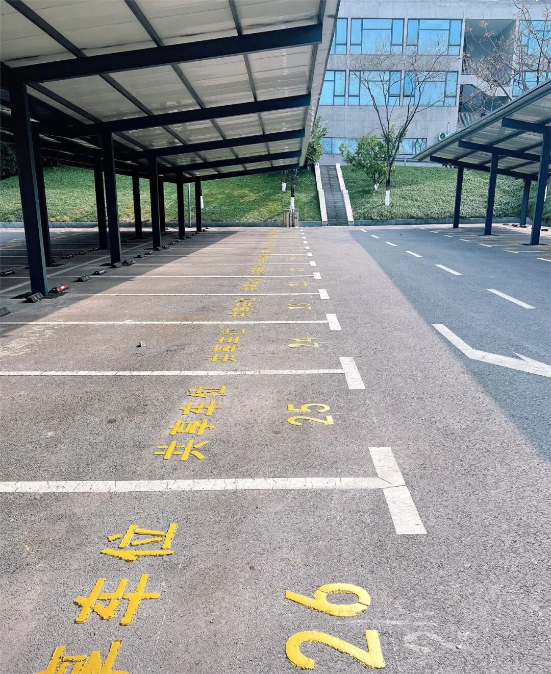 一批10个试点单位178个共享车位标识划设,包括但不限于区城管局停车场