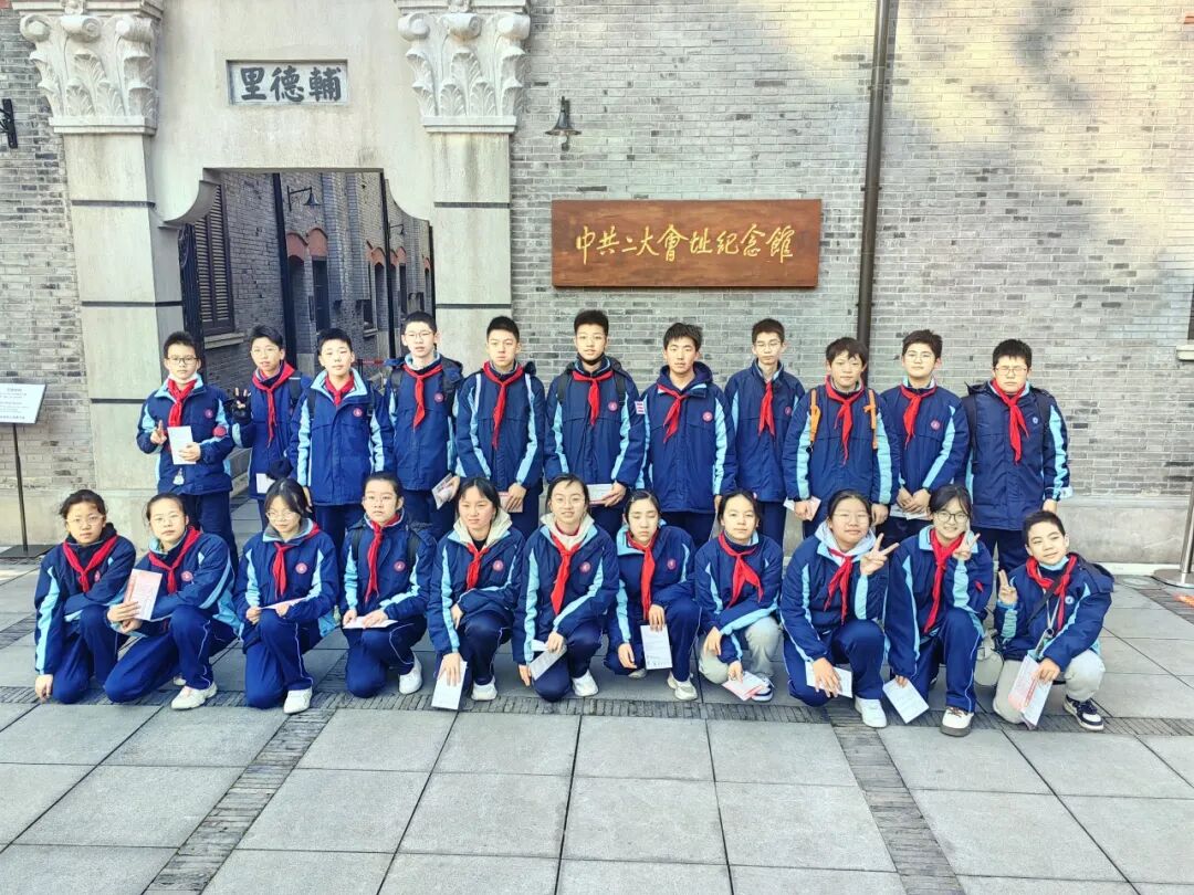 学校开展开展传承爱国情勇立鸿鹄志航15分钟红色教育