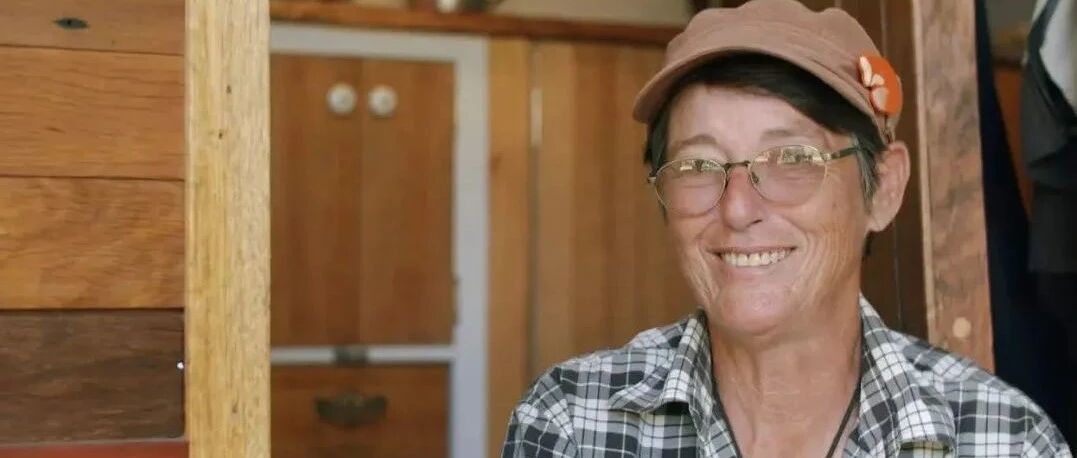 64岁硬核奶奶卖掉豪宅，花40W改8㎡房车，独自流浪2年，爆红油管，千万网友嫉妒疯了！