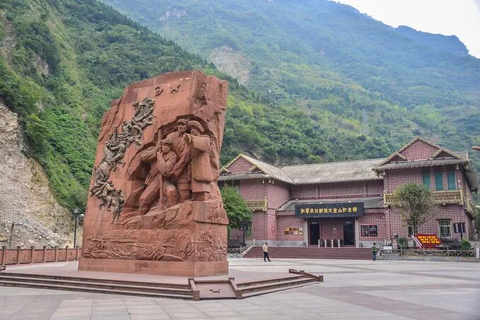 红军长征翻越夹金山纪念馆.jpg