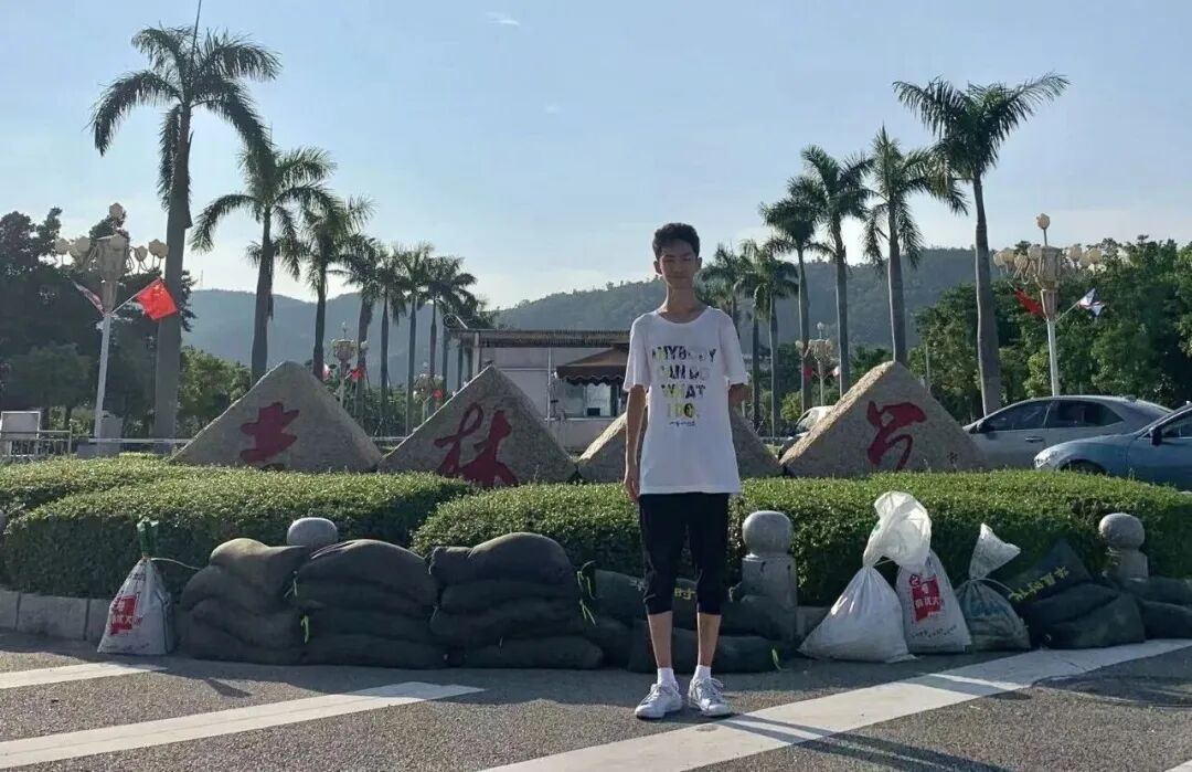 郭子健大一入学时在校门留影