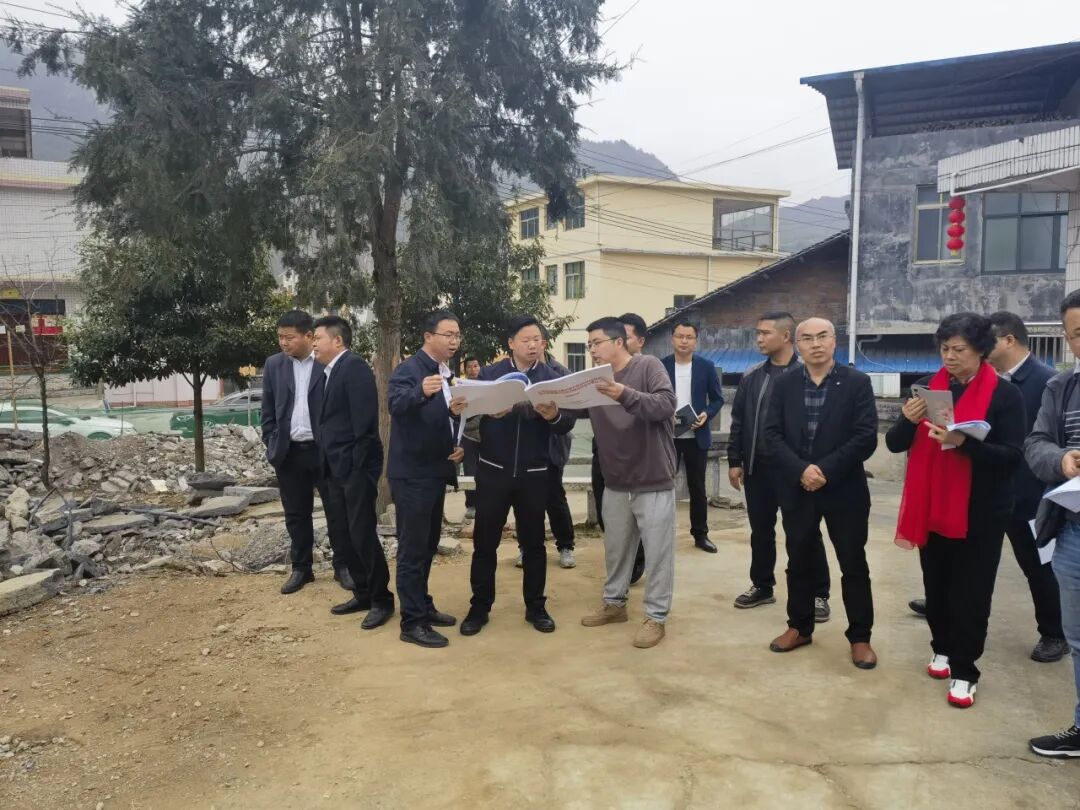 3月26日-28日,市人大常委会副主任黄洪州到松桃县岑朵村