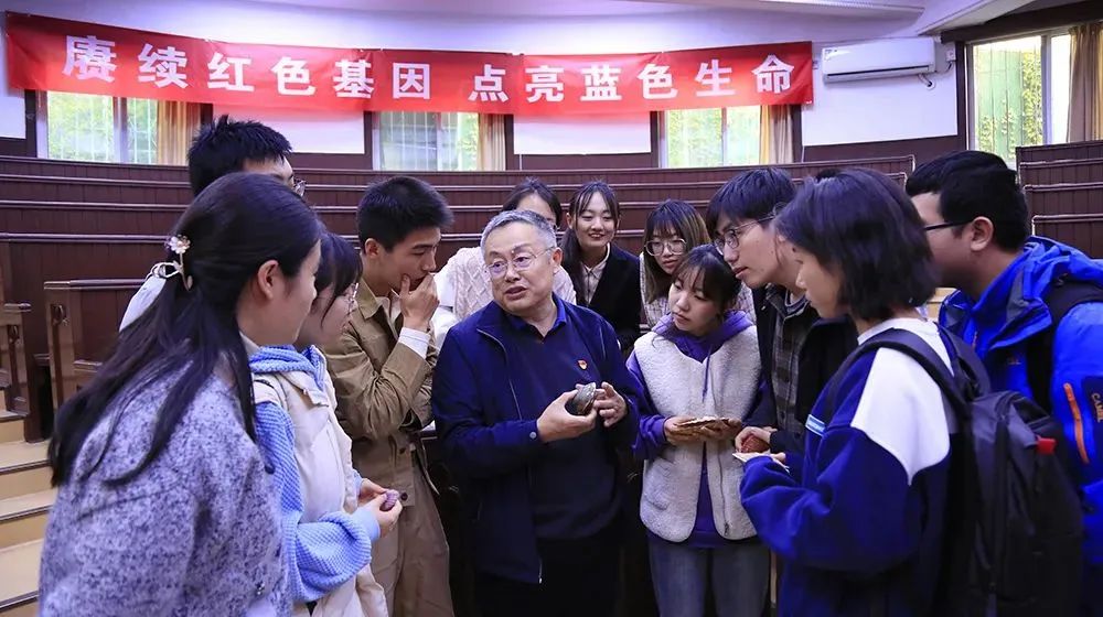    01卓识专家·风华掠影  包振民     Bao Zhenmin        包振民院士是海洋生命学院院长、博士生导师，国家自然科学基金委生命科学部专家咨询委员会委员、国务院学位委员会生物学科评议组成员、中国动物学会贝类分会副理事长、山东省科学技术协会第九届委员会副主席、山东省青年科学家协会主席。       长期从事海洋生物遗传学与育种的教学和科研工作。在扇贝种质资源、基因组学和发育进化(图6)