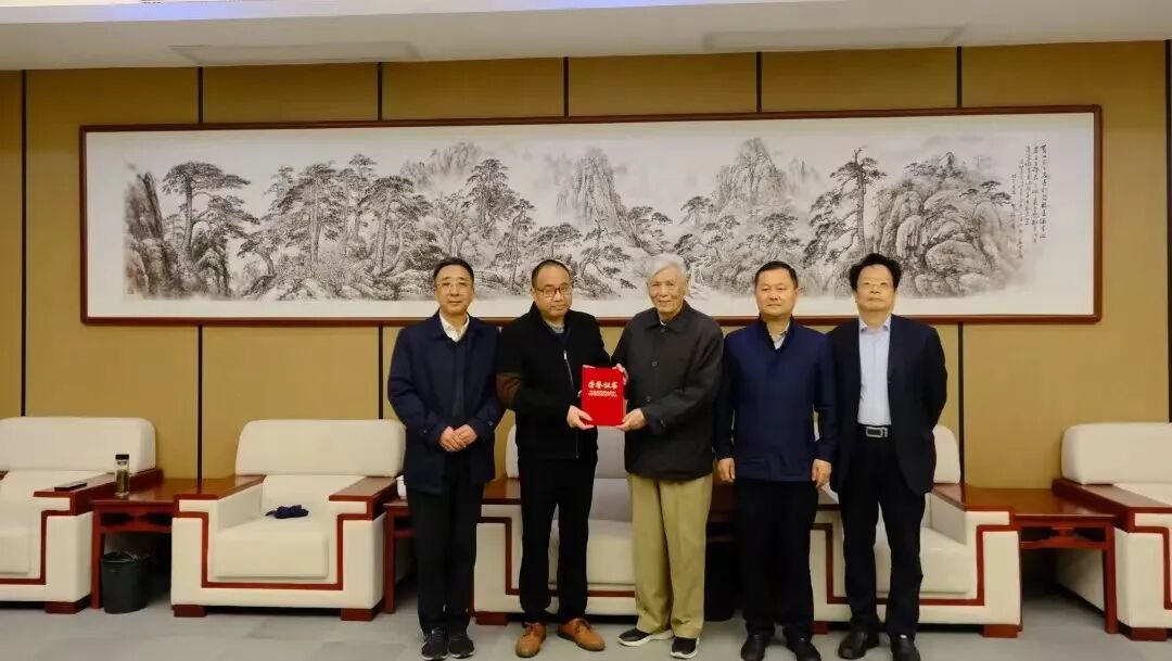 当天下午,洪啸吟在母校歙县中学参观了校史馆与校园,为师生做了报告.