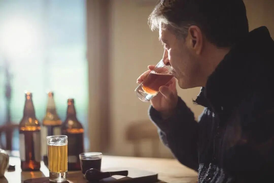 喝酒实用手册，健康饮酒您知道多少? 中国人饮酒讲究的是意境，***的状态是似醉非醉，使人处于最快乐、最兴奋的境界中。离别时，一盏薄酒释离愁；重逢 ...