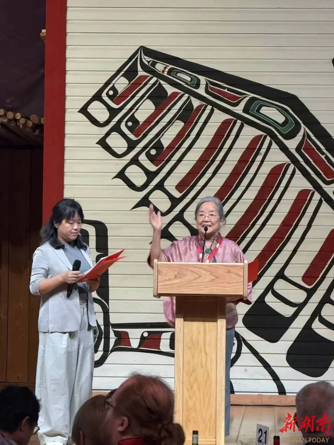 北京时间8月8日，获得国际安徒生奖插画家奖的蔡皋在加拿大渥太华领奖。图源：湖南少年儿童出版社