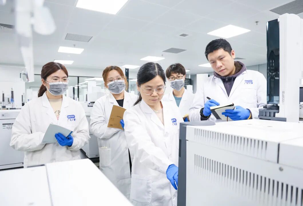 �ƶ������������������������˫˫��ҫ���������һ��м����϶�+����