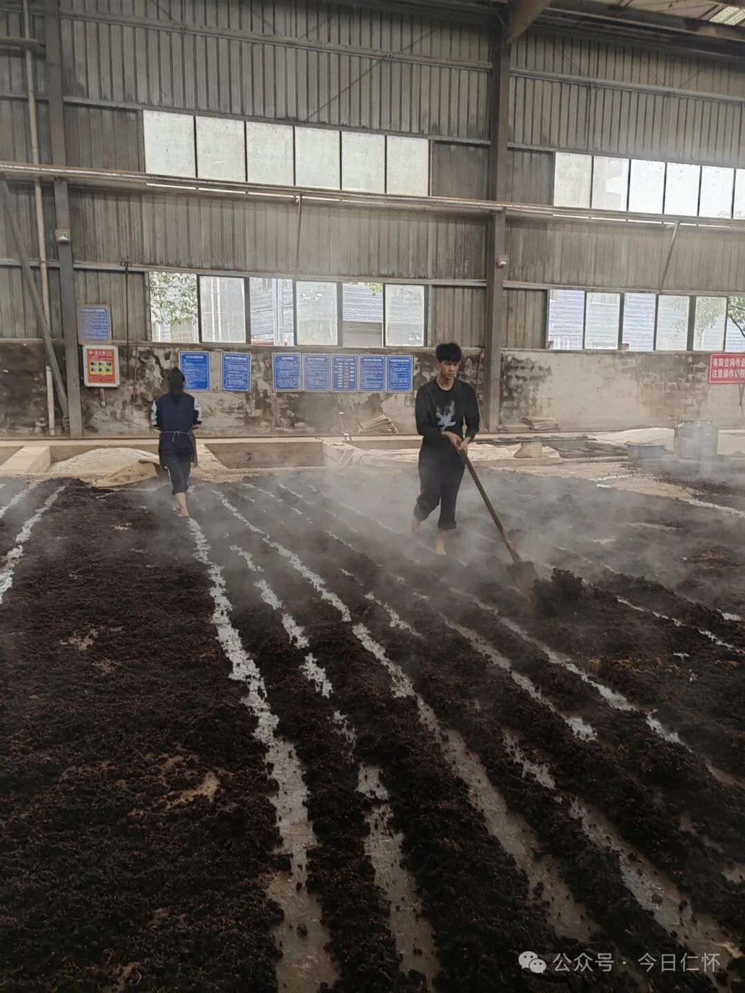 这几天就有不少学生在国威酒业实训,生产车间里专业课教师和国威酒业
