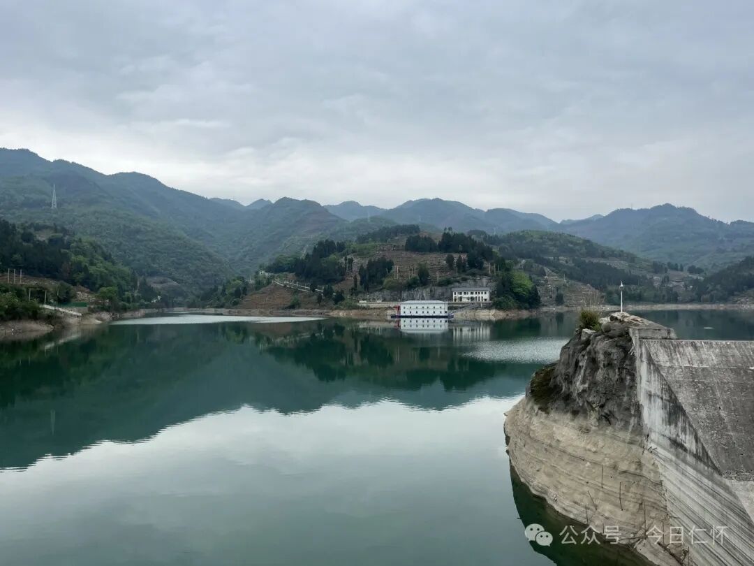 在五马镇梭萝坪水库,市水务供水公司工作人员实地察看水库水位,对防汛