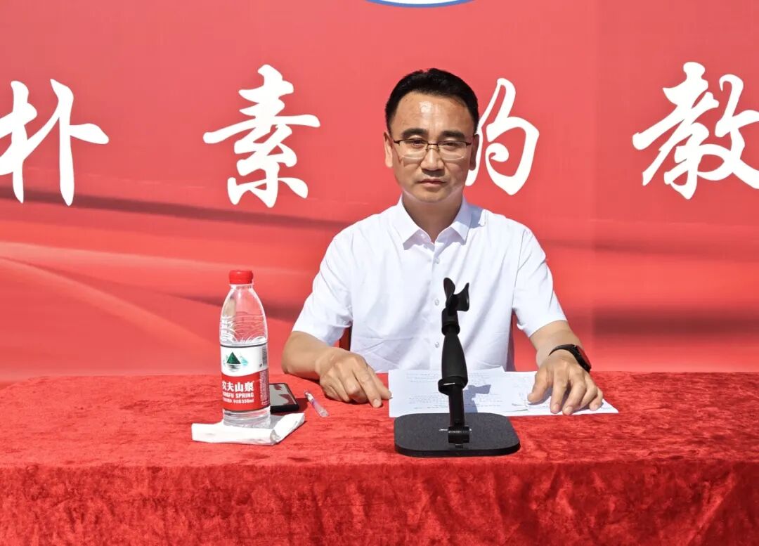 出席大会的领导和嘉宾有:河北定兴中学党总支书记,校长许宏强同志,副