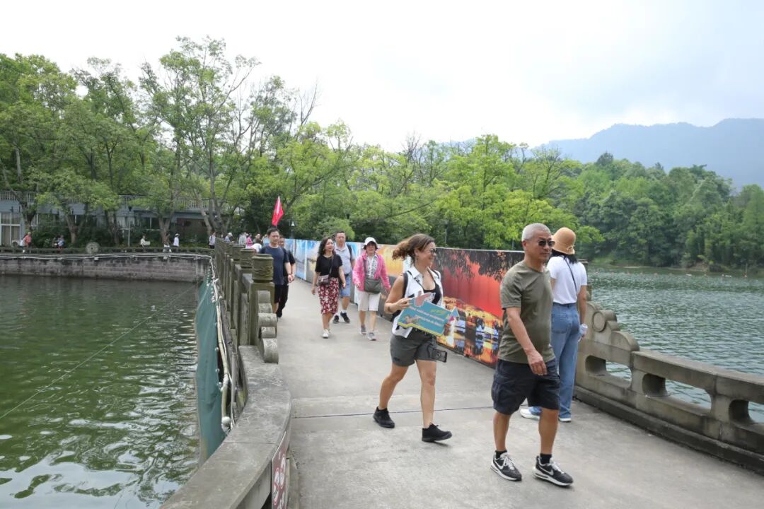 走进龙水湖景区,旅行商们立刻被山水相依,水域宽阔,湖岛密布的自然