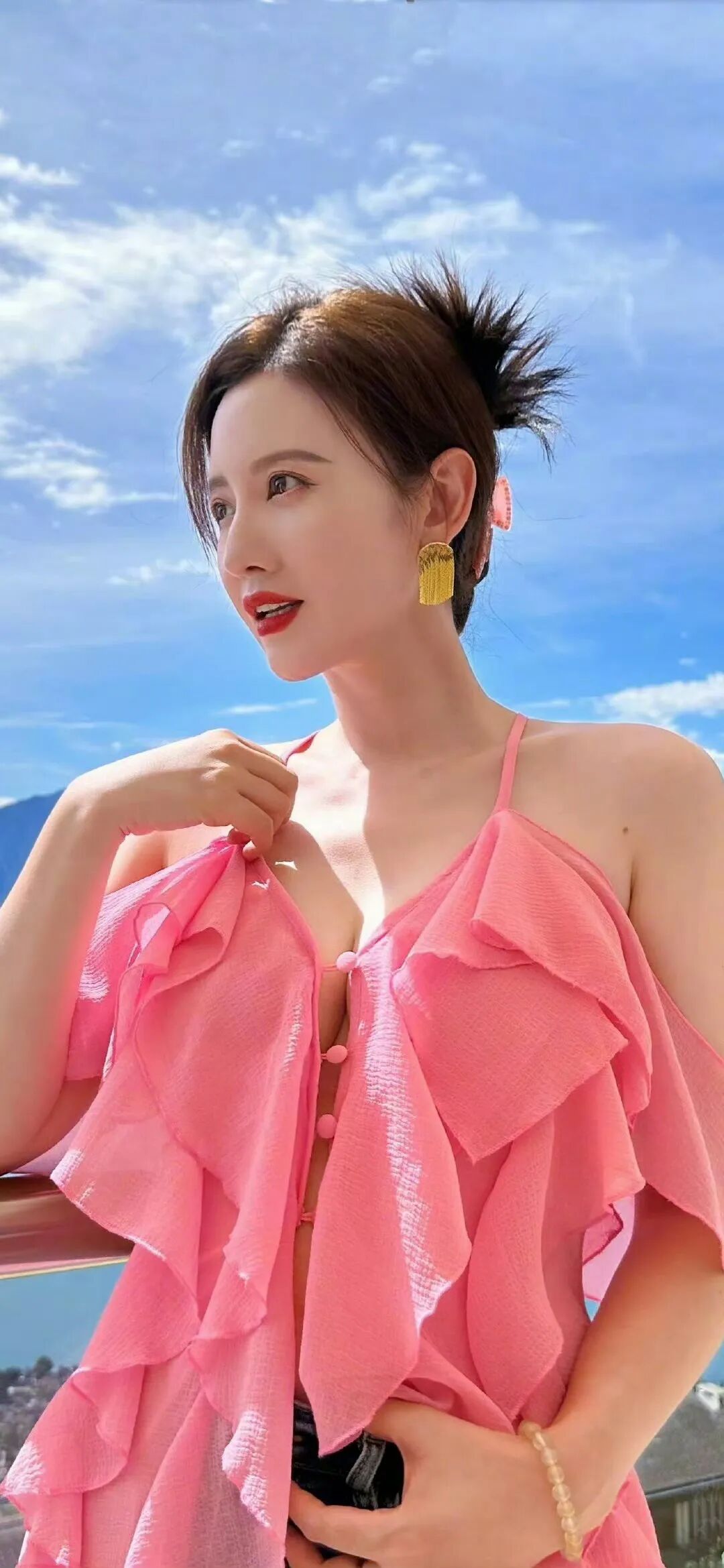 从照片中可以看出,张萌应该是在旅游,所以穿搭都比较的清爽,还看出来