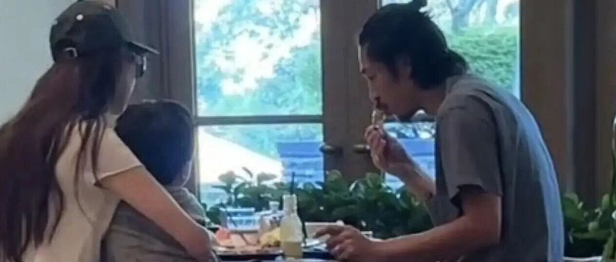 林志玲新加坡带娃被偶遇,老公只顾干饭,51岁女神全程抱娃喂饭悟心人