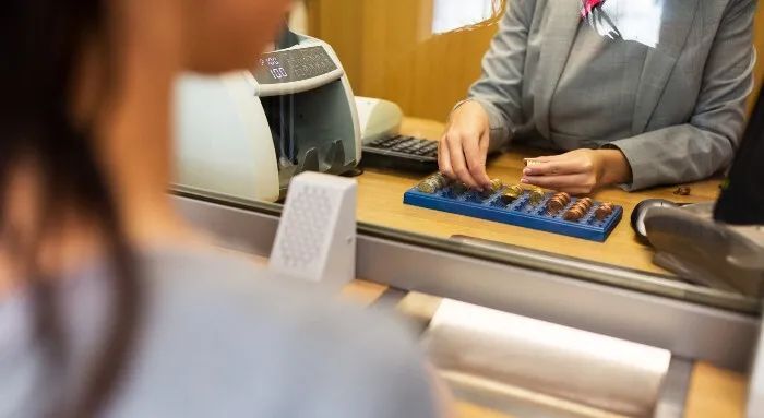 询理财顾问和专家，因此银行将保持开放，只是银行柜员的数量将会减少。4、传统流水线工人传统流水线员工数