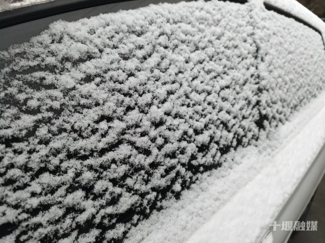 十堰雪“闪现”！今早飘雪下午转晴 暖冬模式一键切换