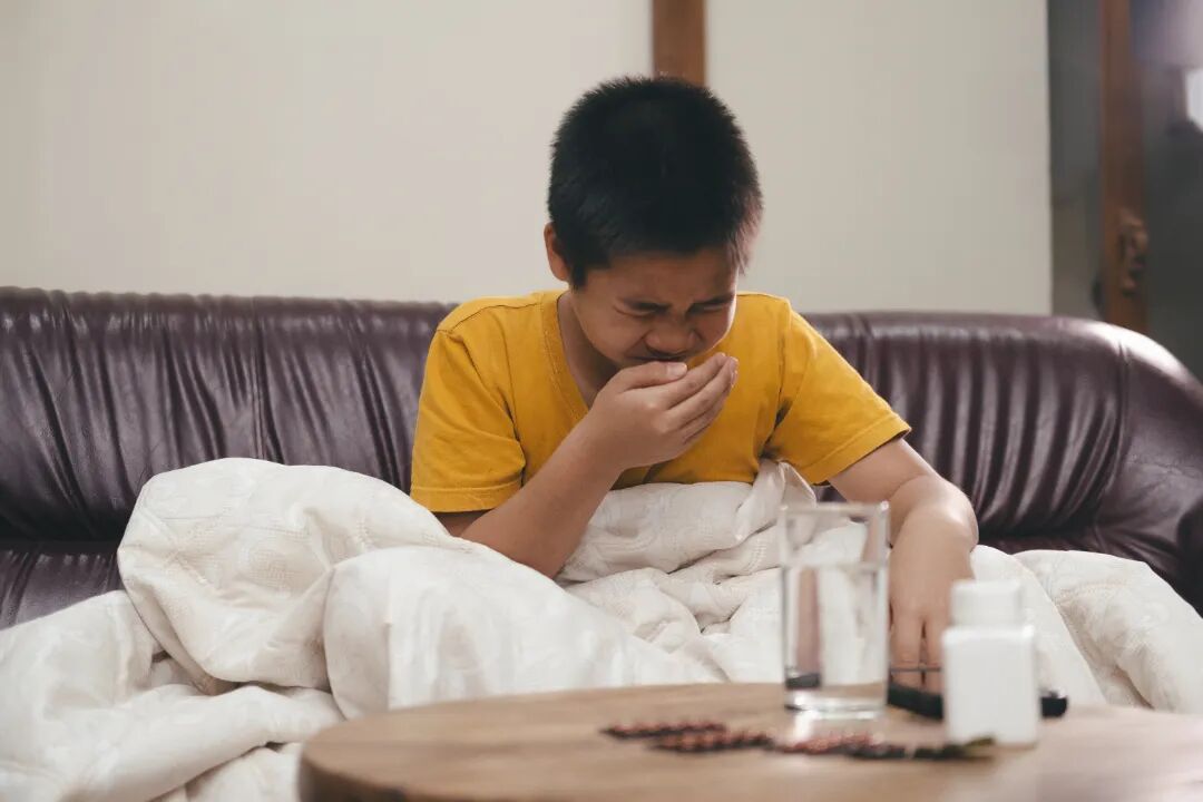 千库网_家里沙发上打喷嚏的小男孩_摄影图编号14789057.jpg