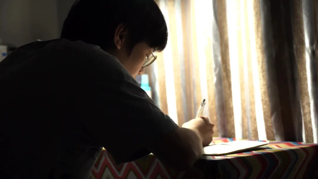 千库网_深夜灯光下伏案学习的男生侧影中景实拍_摄影图编号240652.jpg