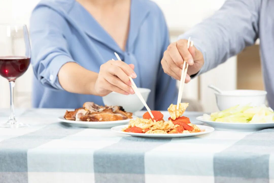 摄图网_501404019_夫妻吃饭特写(企业商用).jpg