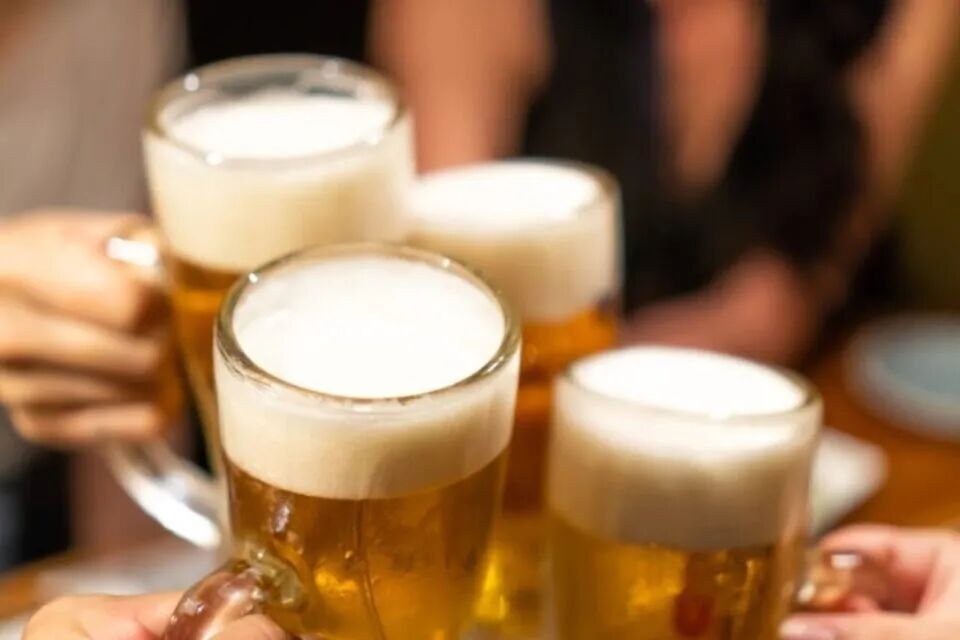 啤酒真的会让人长胖吗,【健康】啤酒=啤酒肚？一杯150卡的啤酒，真的会让你变胖吗？