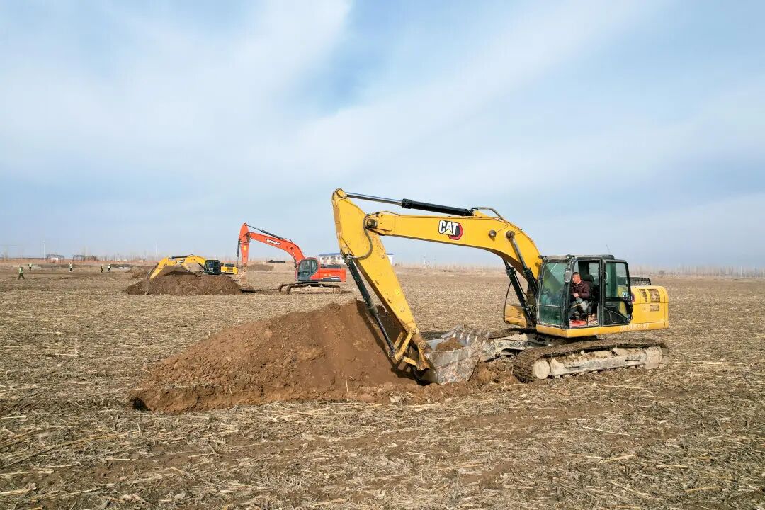 图为察布查尔县种羊场井灌区17干高标准农田建设项目区施工现场.